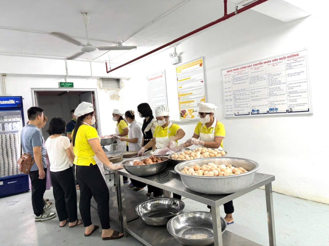 Công tác giao nhận thực phẩm tại trường Mầm non Tây Mỗ 3 sáng ngày hôm nay 15/10/2025